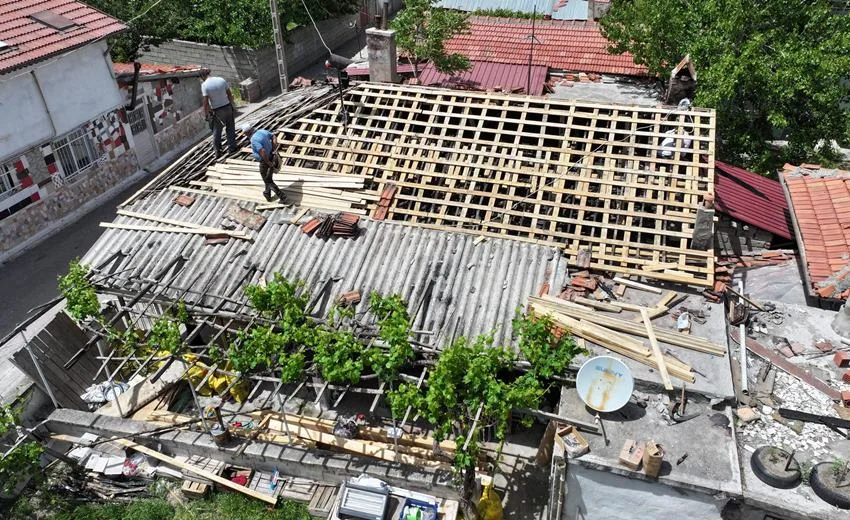 Isparta Belediyesi Bahçelievler Mahallesinde yangından dolayı zarar gören bir evin