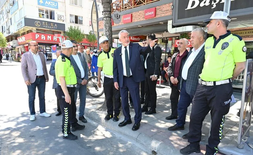 Isparta Belediye Başkanı Şükrü Başdeğirmen, Mimar Sinan Caddesi üzerindeki yaya