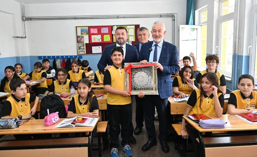 Isparta Belediye Başkanı Şükrü Başdeğirmen, Mustafa Şener Ortaokulu 5/A sınıfı