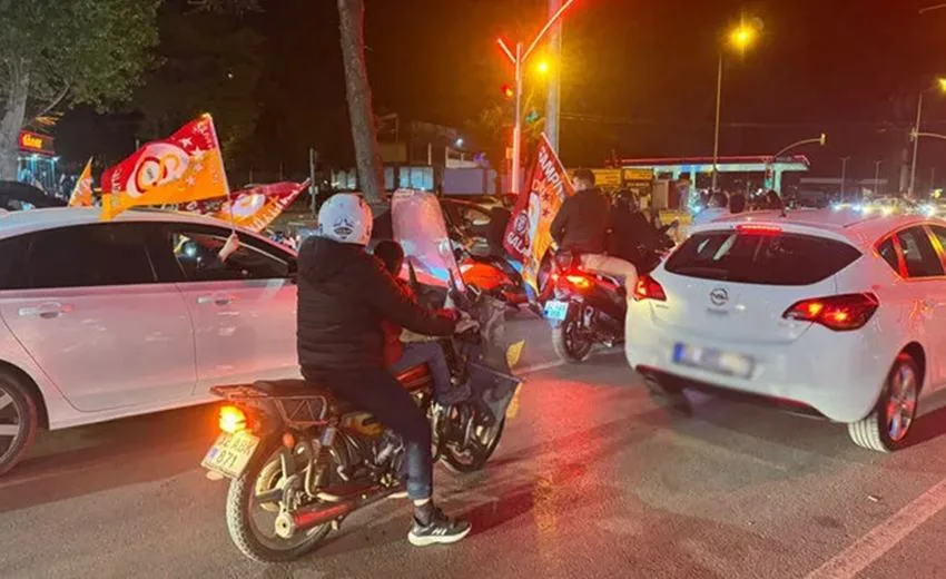 Süper Lig’de sezonu şampiyon tamamlayan Galatasaray, 63. kupasını müzesine götürerek