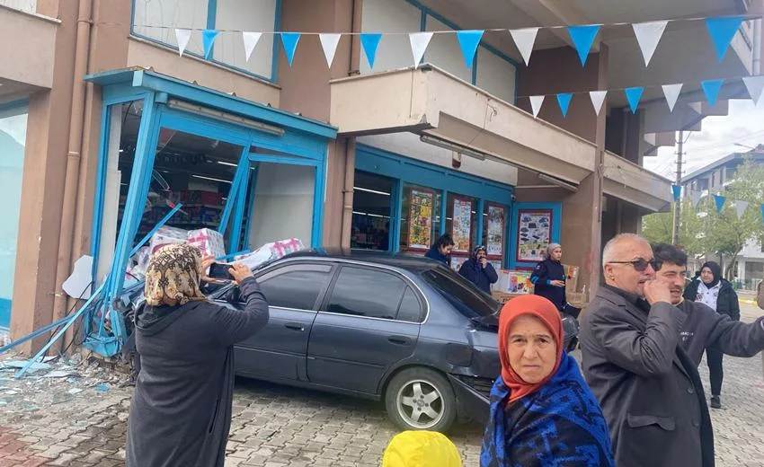 Isparta’da sürücünün kontrolünden çıkan otomobil, yol kenarındaki markete girdi. Kazada