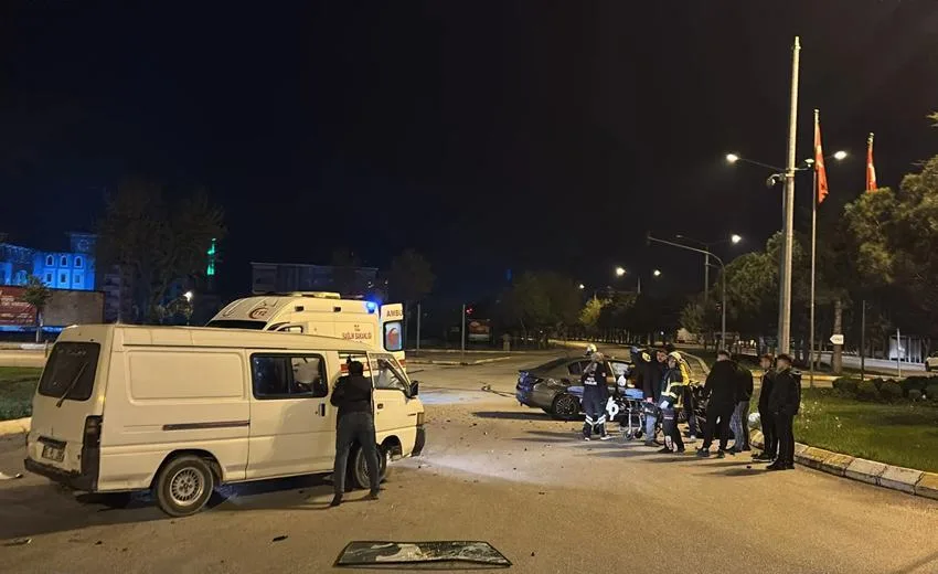 Isparta’da minibüs ile otomobilin çarpıştığı kazada 1 kişi yaralandı. Gülevler