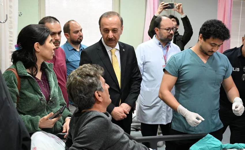 Isparta Valisi Abdullah Erin, kentte yaşanan trafik kazasında yaralanan vatandaşları