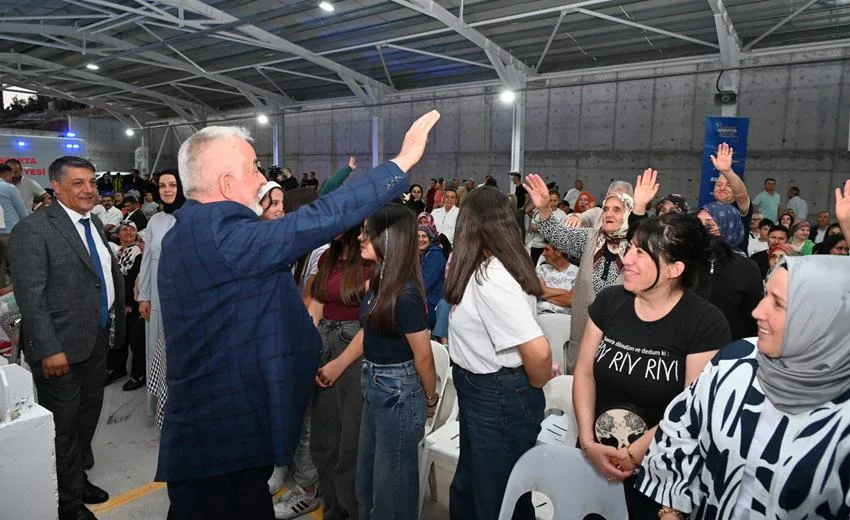 Isparta Belediye Başkanı Şükrü Başdeğirmen, Akkent Mahallesi’ne verdiği kapalı pazaryeri