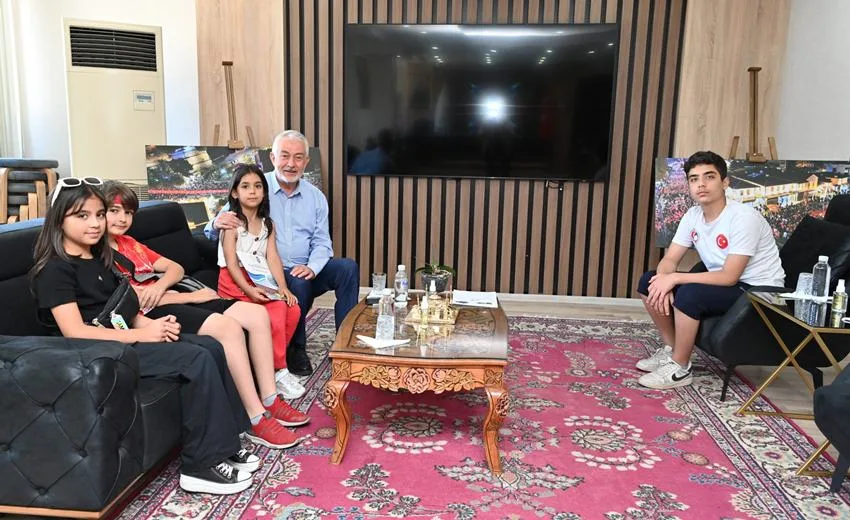 İstiklal Mahallesi’nde ikamet eden çocuklar, Isparta Belediye Başkanı Şükrü Başdeğirmen’i