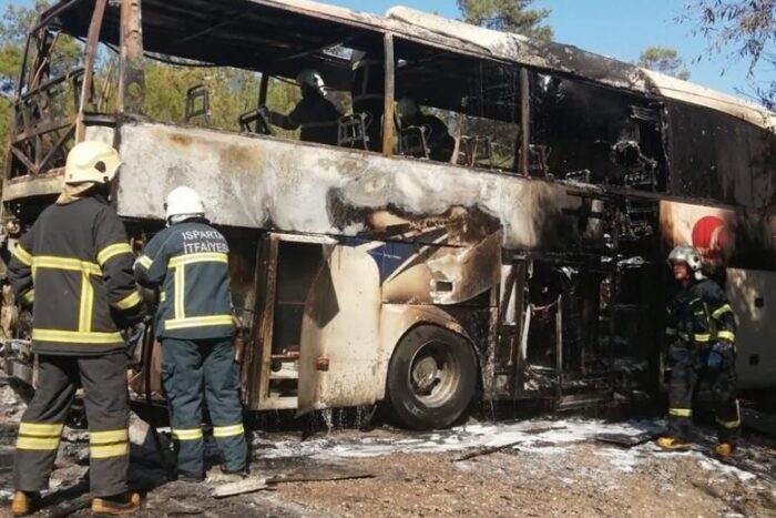 Seyir Halindeki Yolcu Otobüsü Alev Aldı
