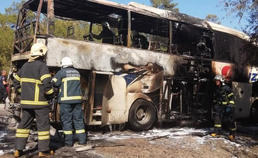 Isparta – Antalya yolunda seyir halindeki yolcu otobüsü birden alev
