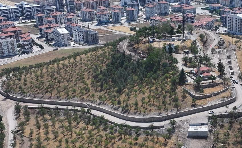 Isparta Belediyesi’nin Çünür Tepesi’ndeki yeniden düzenleme çalışmaları tüm hızıyla sürüyor.