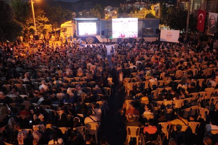 Davraz Mahallesi’nde Açık Havada Sinema Keyfi Yaşandı