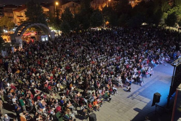Hızırbey’de Yıldızlar Altında Sinema Keyfi
