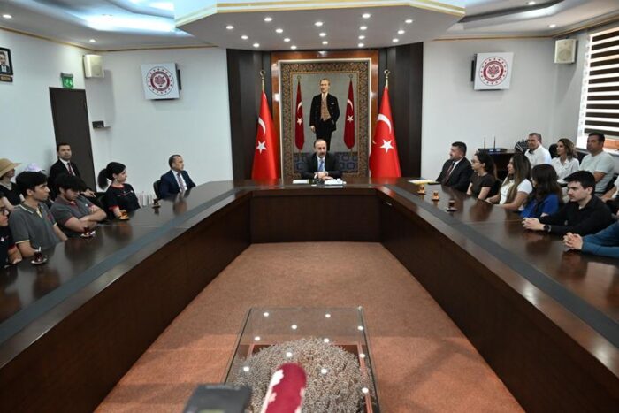 Isparta’nın Gururu LGS ve YKS Şampiyonları Vali Erin’i Ziyaret Etti