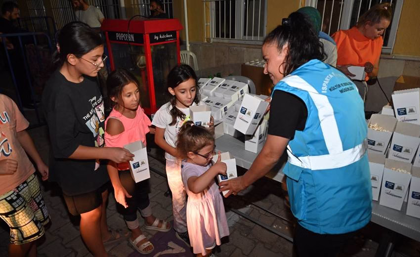 Isparta Belediyesi Yaz Akşamları Sinema etkinlikleri devam ediyor. Sinema etkinliğinin