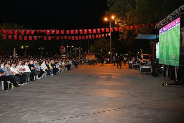 Açık Havada Fenerbahçe Maçının Heyecanını Yaşadılar