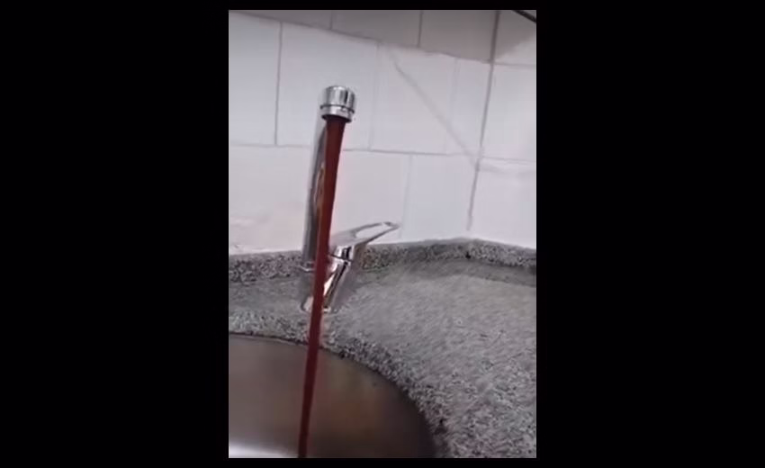 Isparta’nın Eğirdir ilçesinde musluklardan çamurlu su akması, vatandaşların büyük tepkisini