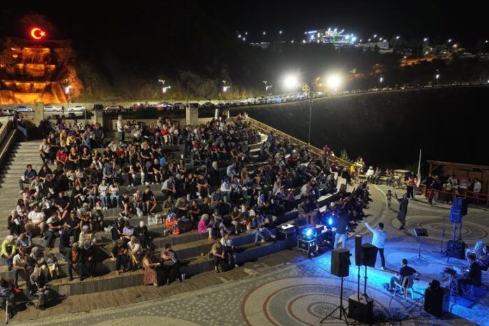 Kirazlıdere’de Cuma Akşamları Müzik Ziyafeti Yaşanıyor