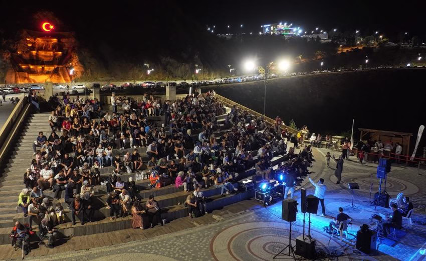 Isparta Belediyesi Kirazlıdere’de yaz akşamlarının huzur veren atmosferini, müziğin ritmiyle