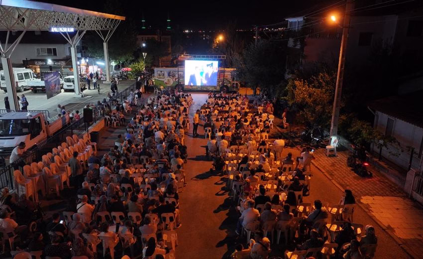 Isparta Belediyesi tarafından düzenlenen Yaz Akşamı Sineması etkinliği Mehmet Tönge