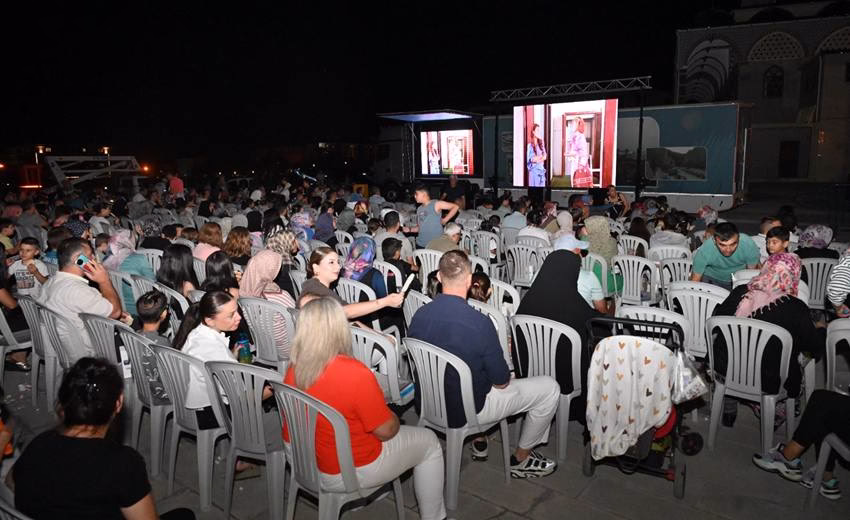 Isparta Belediyesi Yaz Akşamları Sinema etkinlikleri devam ediyor. Sinema etkinliği