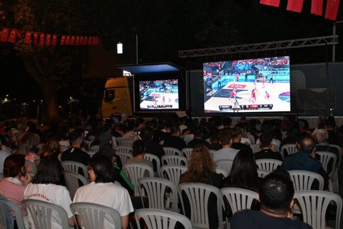 Açık Havada 12 Dev Adam’ın Zafer Gecesine Tanıklık Ettiler