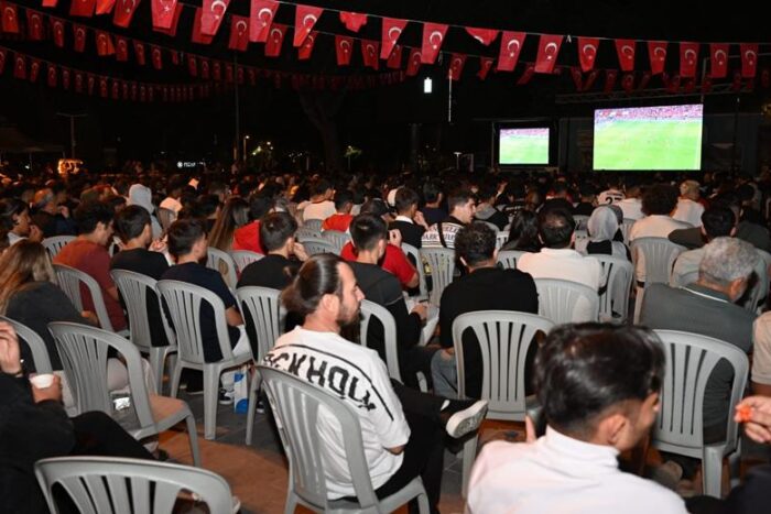 Maçı Dev Ekrandan Takip Ettiler