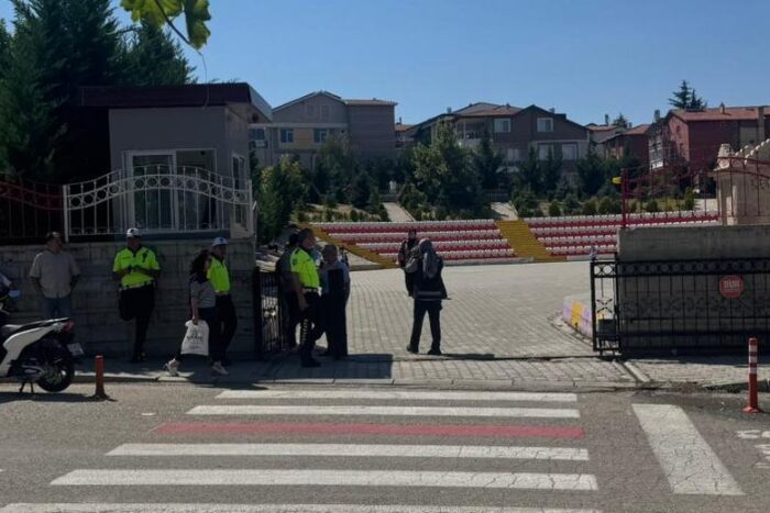 Hızırbey Ortaokulu Önünde Yaşanan Trafik Yoğunluğu Kontrol Altına Alındı