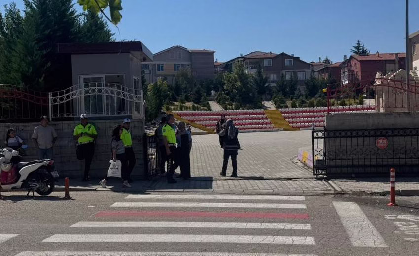 Isparta’da okul taşıma kararının ardından öğrencilerin yerleştirildiği Hızırbey Ortaokulu önünde