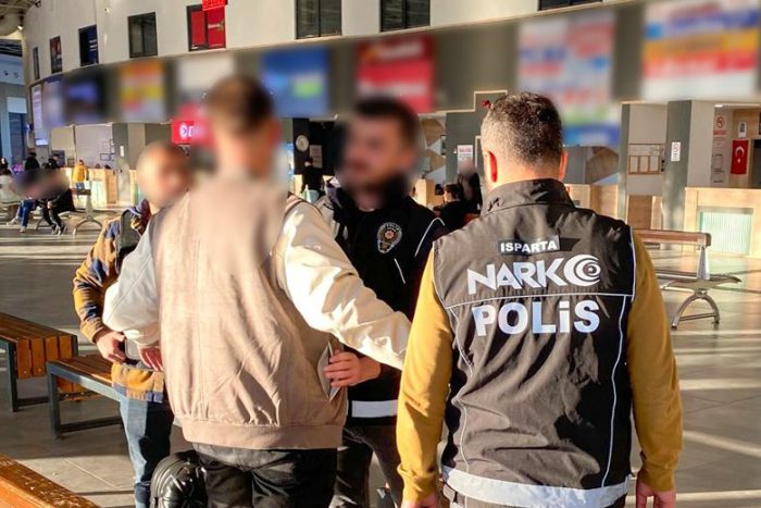 Isparta Otogarı’nda Narkoalan Uygulaması: Uyuşturucu Ele Geçirildi