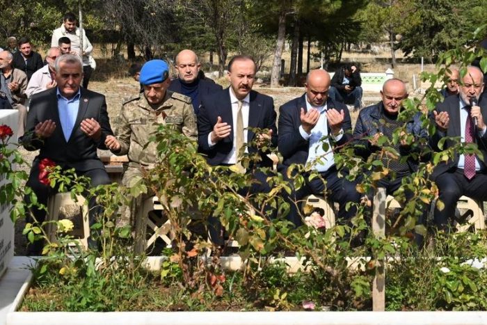 Vali Erin, Şehit Cemil Yavaş ve Şeref Arslan’ı Kabirleri Başında Andı
