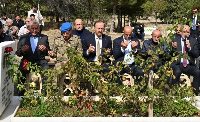 Isparta Valisi Abdullah Erin, şehit Piyade Uzman Çavuş Cemil Yavaş’ı