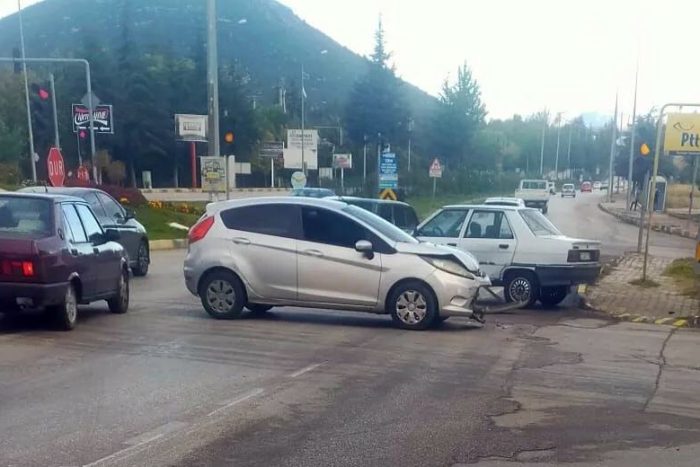 Çünür Kavşağı’nda Maddi Hasarlı Trafik Kazası