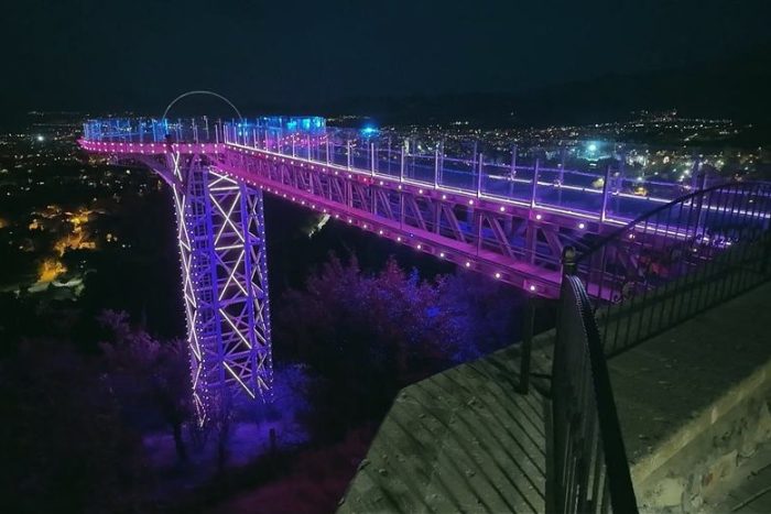 Kirazlıdere Cam Seyir Terası, Pembe Işıklarıyla Meme Kanseri Farkındalığına Dikkat Çekti