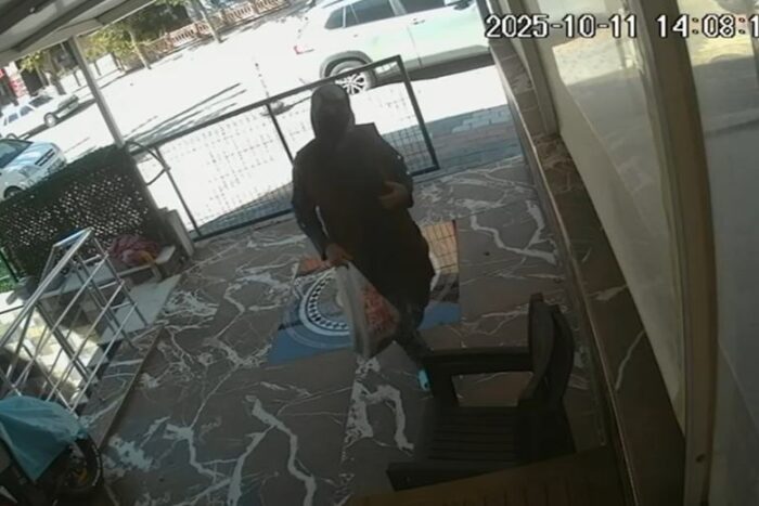 Yüzü Maskeli Kadın Kameralara Takıldı: Mahalle Halkı Tedirgin!