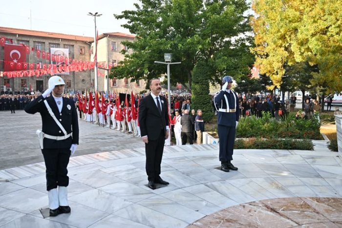 Isparta’da Saat 09.05’te Hayat Durdu: Atatürk Saygıyla Anıldı