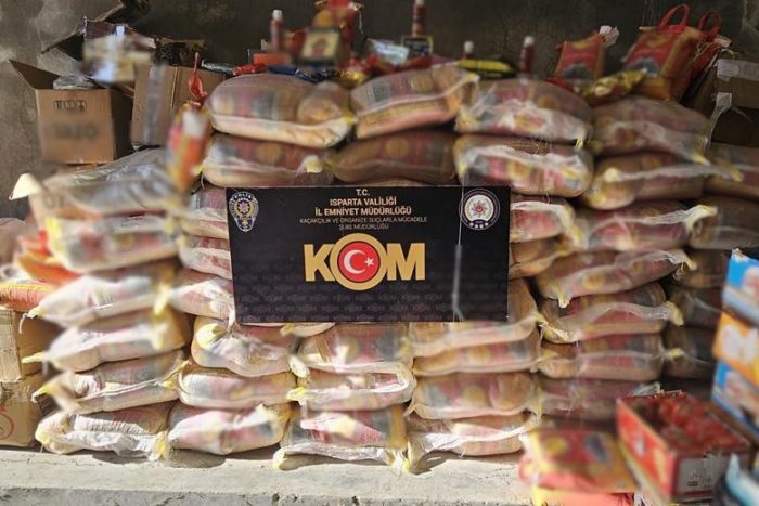 Isparta’da Kaçakçılık Operasyonu: Gıda Ürünleri ve Elektronik Sigaralar Ele Geçirildi