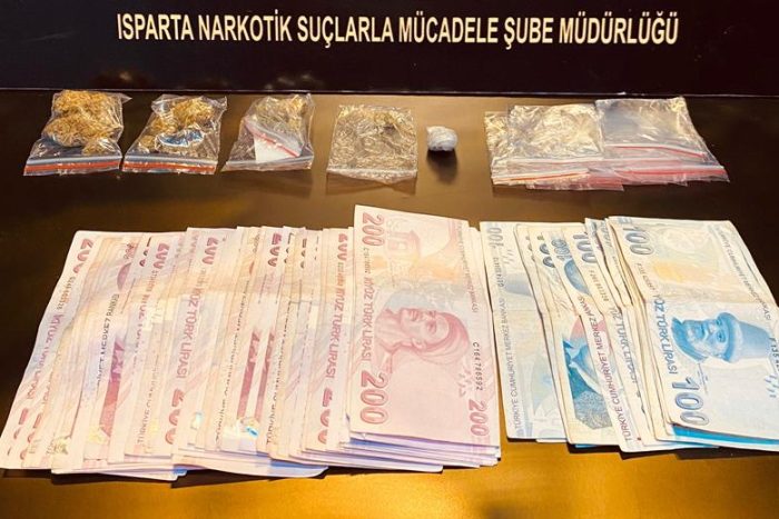 Isparta’da Uyuşturucu Operasyonu: Satışa Hazır Esrar ve 10 Bin TL Ele Geçirildi