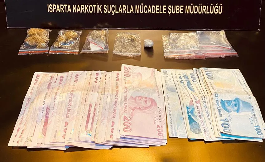 Isparta’da polis ekiplerinin yürüttüğü narkotik operasyonlarında uyuşturucu madde ve suçtan