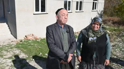 Isparta Belediye Başkanı Şükrü Başdeğirmen, köylerdeki vatandaşlara yardımlarına devam ediyor.