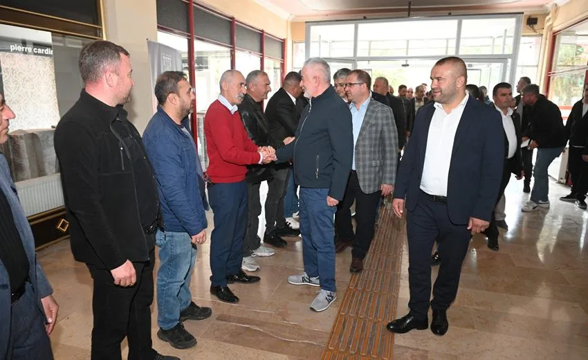 Isparta Belediye Başkanı Şükrü Başdeğirmen, beraberindeki başkan yardımcıları ve daire