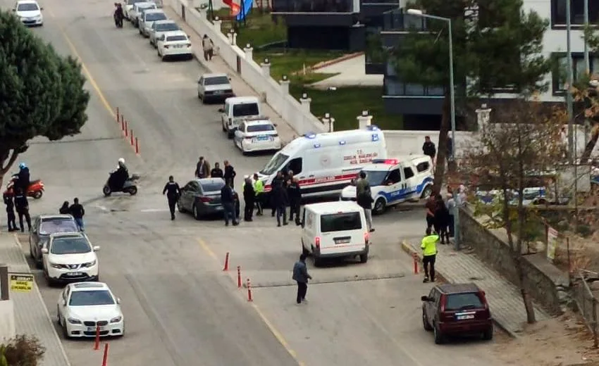 Isparta’nın Gülistan Mahallesi’nde polis aracı ile bir otomobil kavşakta çarpıştı.