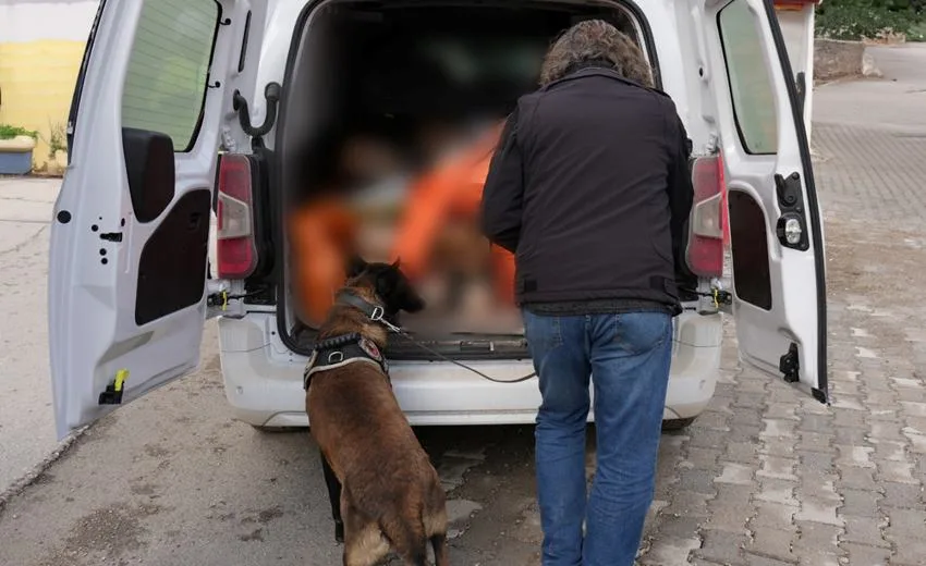 Isparta’da polis ekiplerinin yürüttüğü narkotik çalışmalarda uyuşturucu madde ele geçirildi.