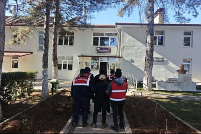 Isparta’da Düzensiz Göç ve Göçmen Kaçakçılığı Operasyonlarında 77 Şahıs Yakalandı