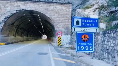 Öğrencilerimle birlikte Isparta’dan Antalya’ya giderken, otobüs Kazak tünellerinden geçti. Anadolu’nun