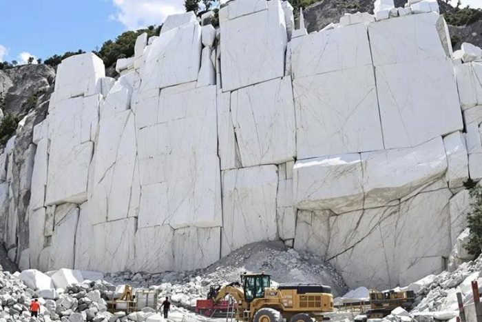 Mermer Ocağında Feci Kaza: İş Makinesinin Altında Kalan İşçi Hayatını Kaybetti