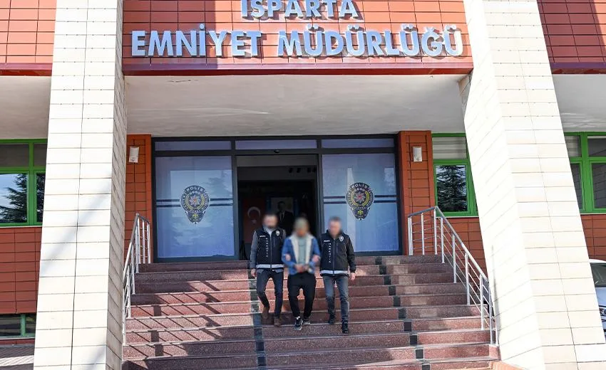 Isparta’da kesinleşmiş hapis cezasıyla aranan bir hükümlü, İl Emniyet Müdürlüğü