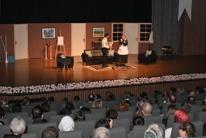 “Eyvah Yine Karıştı” Adlı Komedi Oyunu Tam Not Aldı