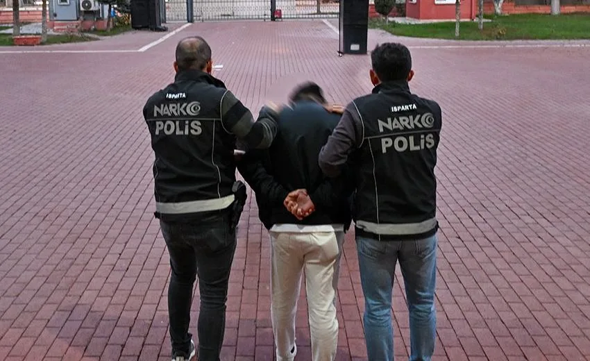 Isparta’da polis ekiplerinin gerçekleştirdiği denetimlerde uyuşturucu madde ele geçirildi. Edinilen