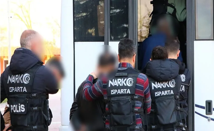 Isparta’da güvenlik güçlerinin yürüttüğü çalışmalar kapsamında, uyuşturucu suçlarından haklarında kesinleşmiş