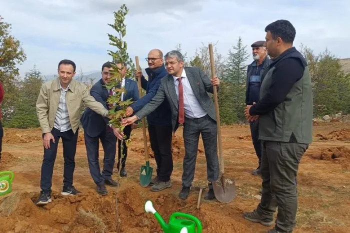 “Her Yalvaçlı İçin Bir Fidan” Projesinde İlk Fidan Toprakla Buluştu