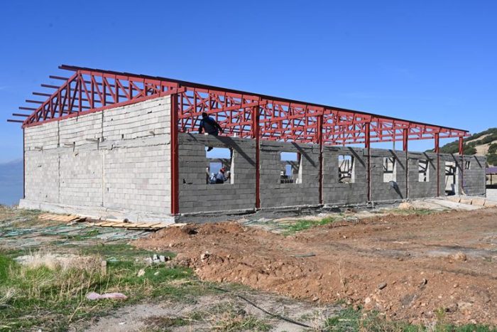 Isparta Belediyesi’nden Yeşilköy’e Yapılan Sosyal Tesis Binasına Malzeme Desteği