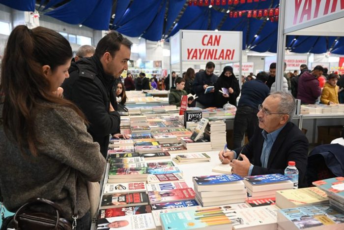 Okurlar Kitaplarını İmzalattı, Çocuklar Kukla Gösterisiyle Eğlendi
